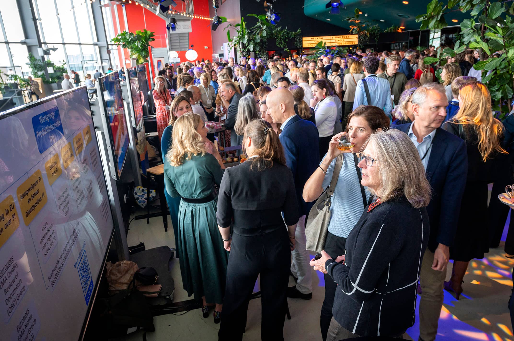 Drukte bij de tafels van Meet The Regulators, tijdens de CBG Collegedag