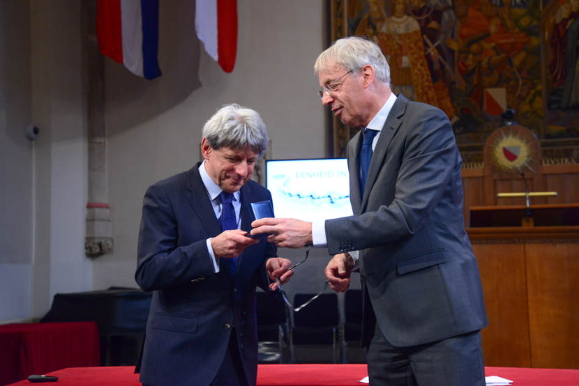 Prof. dr. Bert Leufkens ontvangt KNMP erepenning