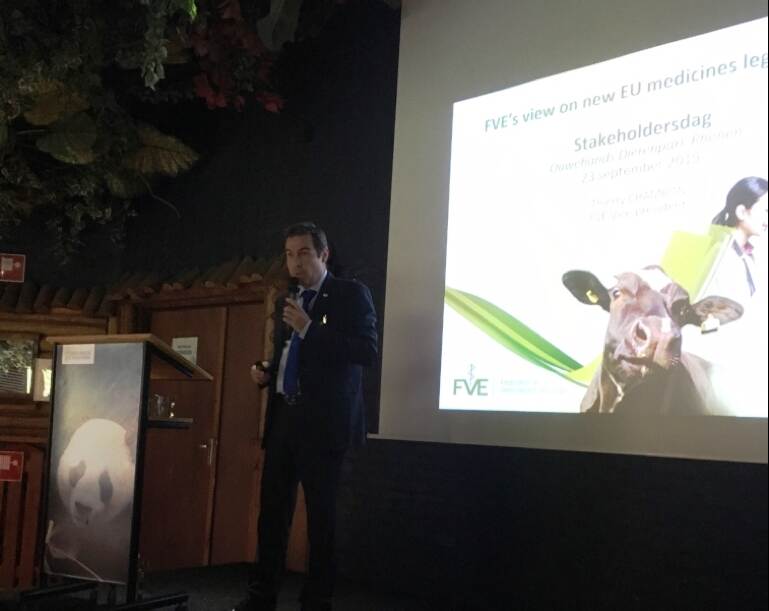 Thierry Chambon van de Europese federatie van dierenartsen (FVE) tijdens zijn presentatie