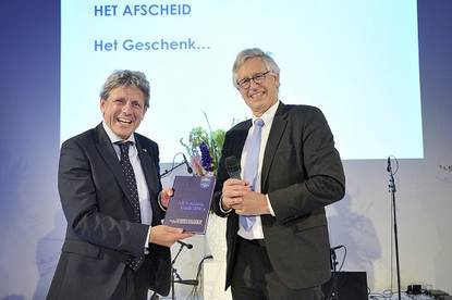 Bert Leufkens neemt het liber amicorum in ontvangst